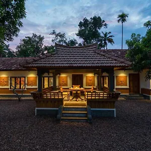 Villa The Backwater Heritage- Comp Breakfast With River View & Lawn By Stayvista Alappuzha